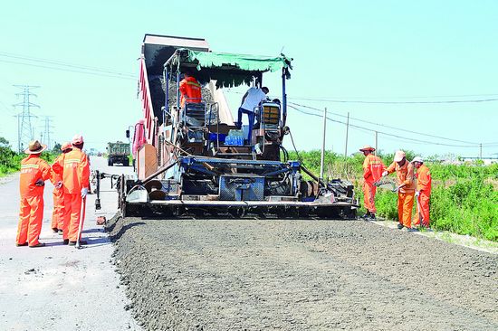 头顶烈日筑路忙