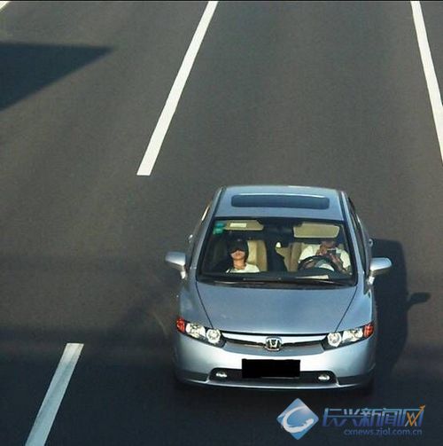 开车勿做低头族(图)