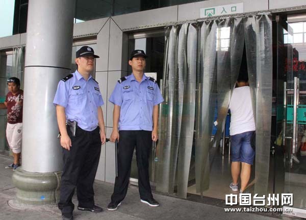 7月30日,黄岩城西派出所民警携带手枪在辖区台州客运西站旅客候车大厅