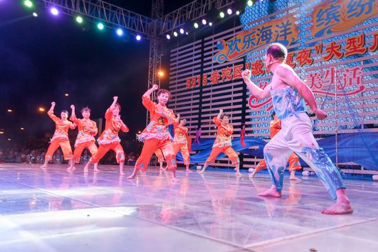 全民文艺汇演点燃激情夏夜