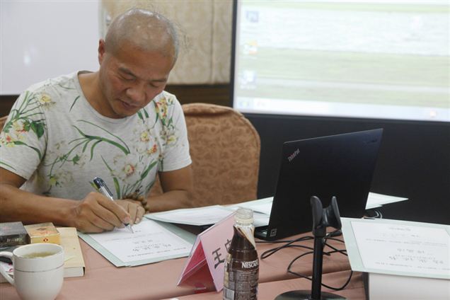 老师在给学员的结业证书签字 老师在给学员的结业证书签字
