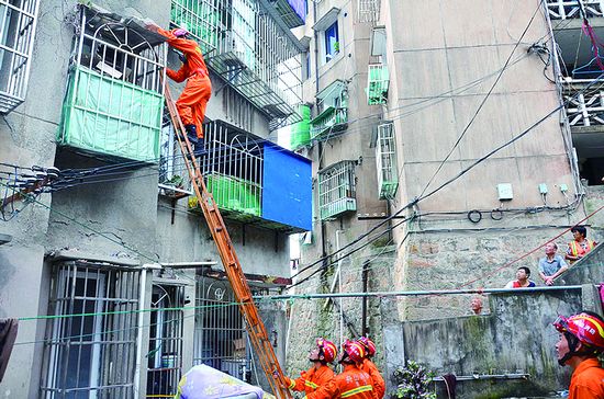 水泥石板悬二楼防盗窗 消防官兵五分钟除险情