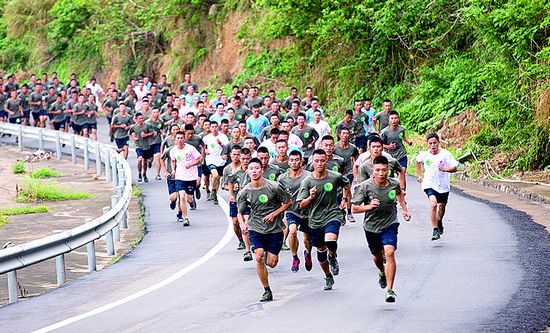 桃花举行军民越野挑战赛