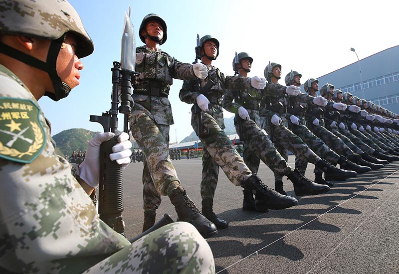 参训官兵在阅兵村进行训练(7月28日摄).