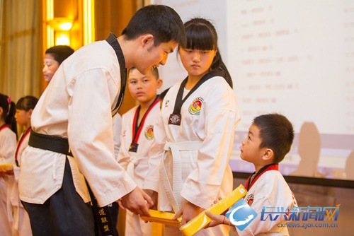 6岁娃娃被授予跆拳道黄带(图)