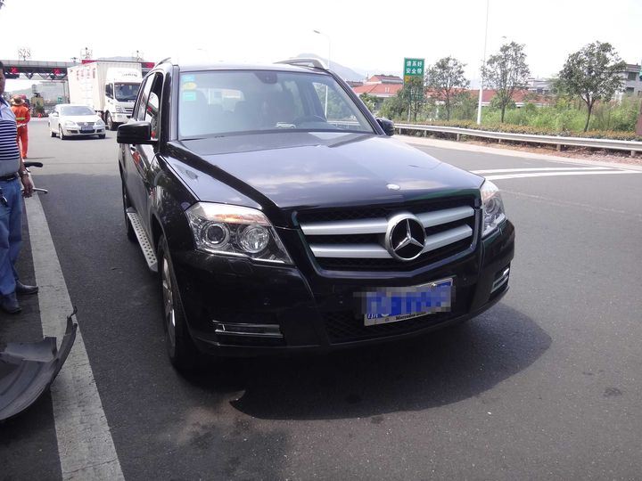 金丽温高速上 “大奔”PK“二师兄”--金华频道