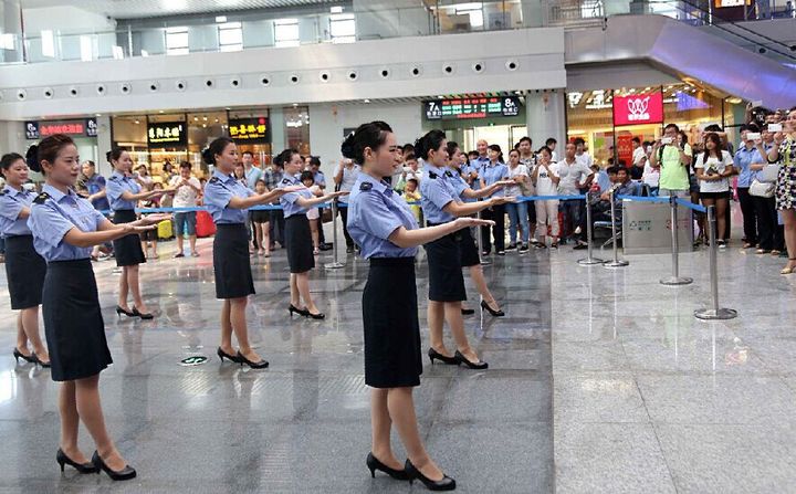 洋气!金华高铁站一大波美女玩快闪--金华频道