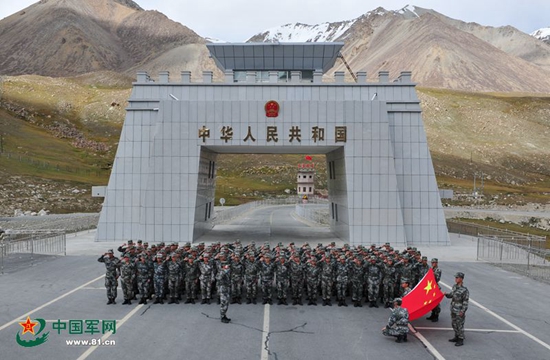 新疆军区某边防团组织即将退伍老兵向国门告别