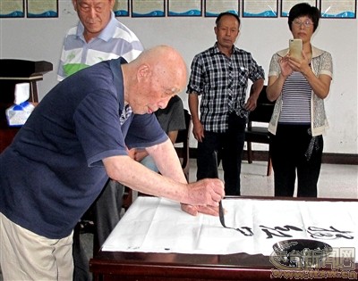 8月30日下午,解放后天台首任县委书记百岁高龄的邹逸老先生,重走三