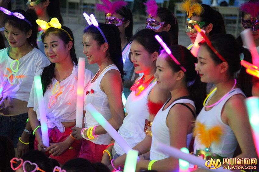一高校荧光夜跑迎大阅兵