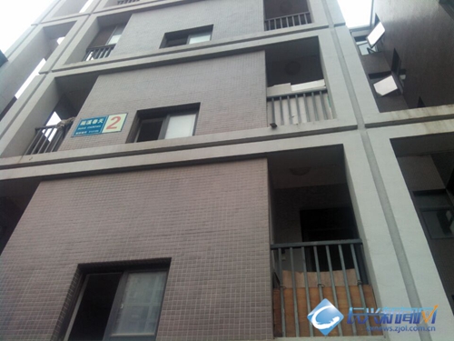 画溪春天小区楼房水管滴水门口易滑老人忧图