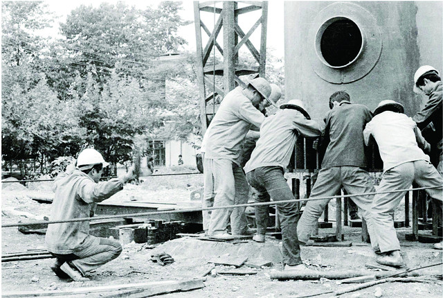 安装设备(1987年)常山化工厂工人在安装排烟新设备