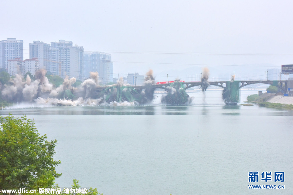 澧水大桥成功爆破拆除