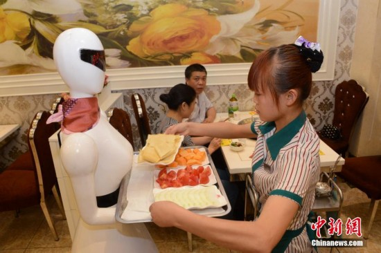 女神机器人现身火锅店