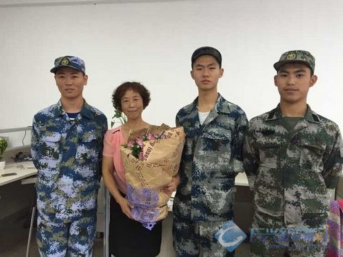 海陆空三军新兵返校看望老师 感谢师恩(图)-2