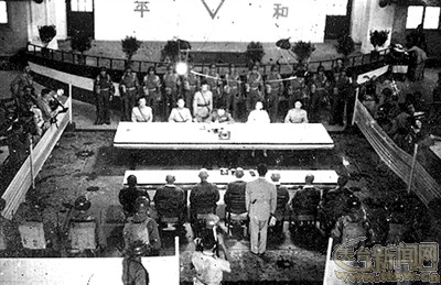 日本中国战区投降签字仪式.图片来自新华网