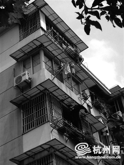 又是孩子坠落!千万不要低估孩子的攀爬能力