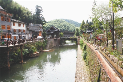 1981年春节,月山村吴绍利等几个村民聚在一起,敲