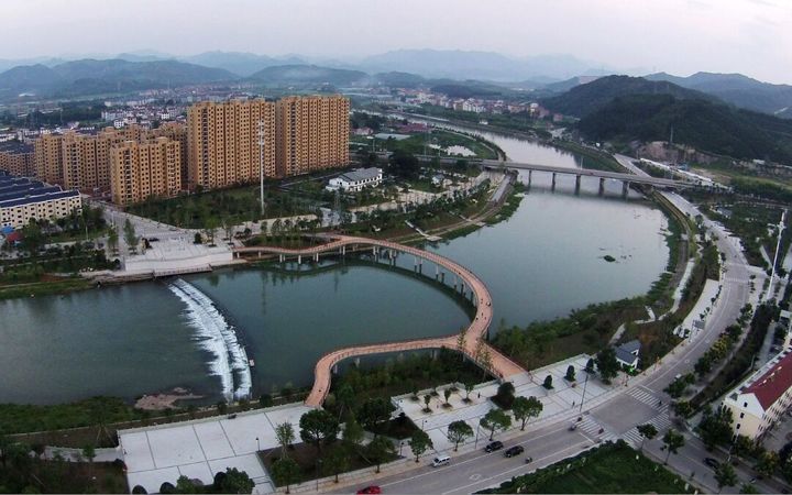 为方便市民生活,近年来武义县在穿城而过的熟溪河城区段新建了温泉桥