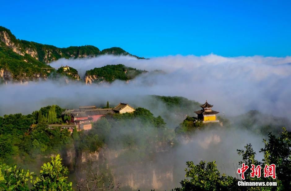 甘肃崆峒山秋色如画