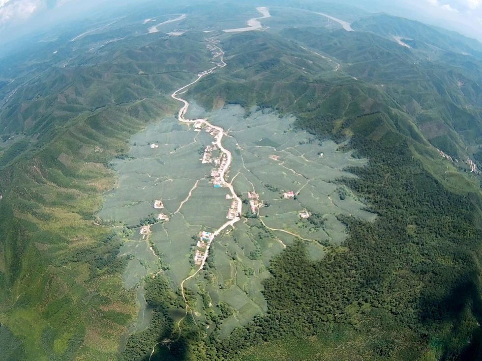 高空俯瞰中国第一陨石坑