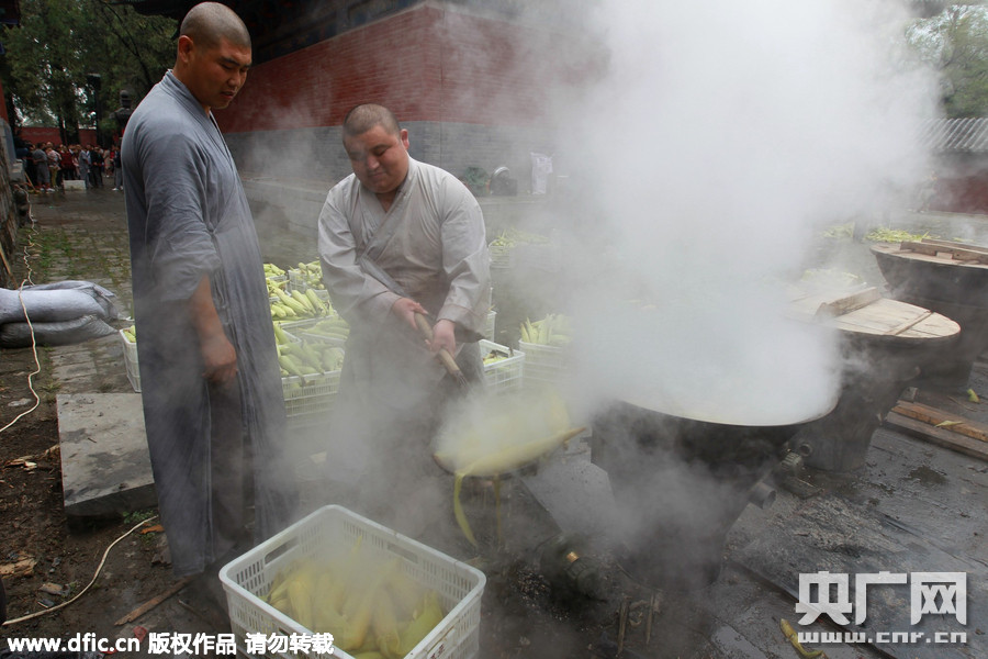 少林大锅煮玉米招揽游客