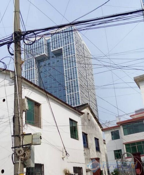 城中村电线线路混乱 安全隐患多(图)-2