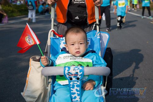 太马最小参赛者仅一周岁(图)-3