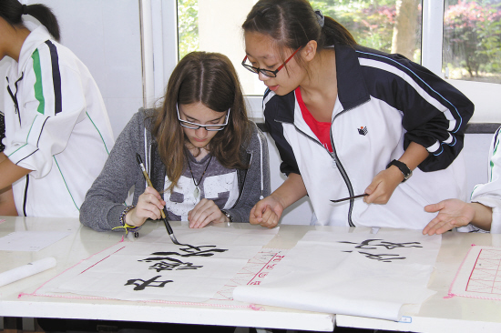 德国学生学写书法.(图片由黄岩中学提供)