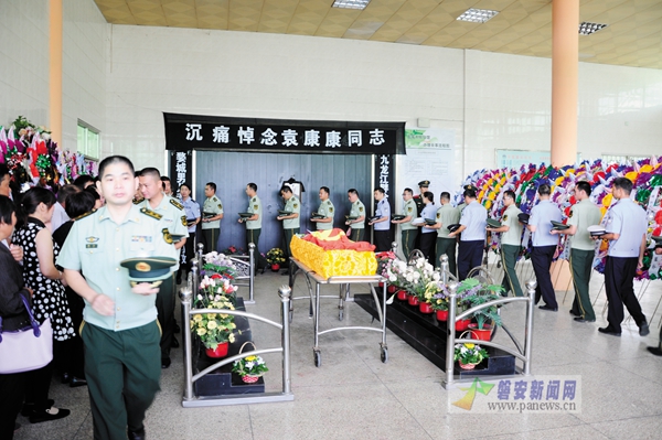 10月15日,福建省龙海市殡仪馆吊念堂哀乐低回,数百名部队官兵,公安