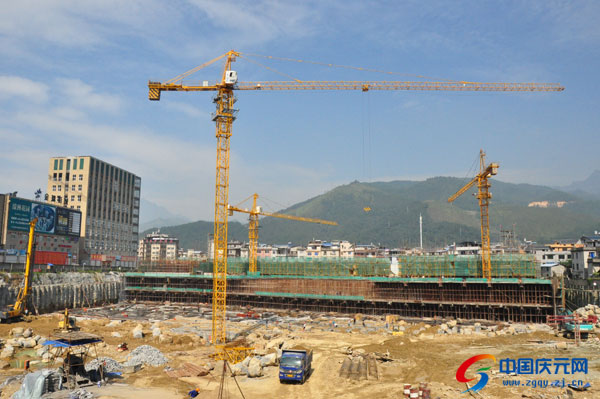 近日,在和家园房产项目建设现场,施工人员正在进行地下基础施工.