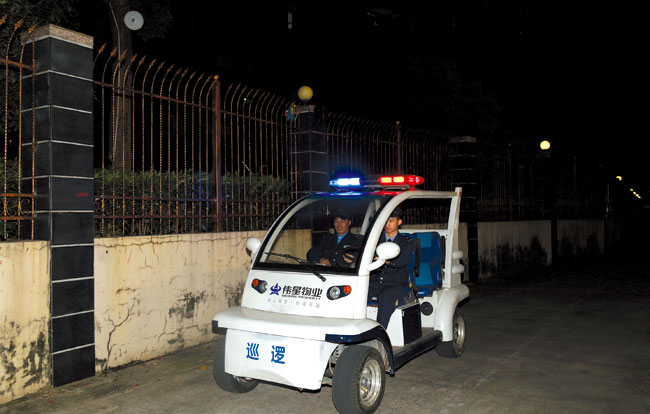 每晚10点后,小区的保安会开着巡逻车绕小区外围进行整夜不间断的
