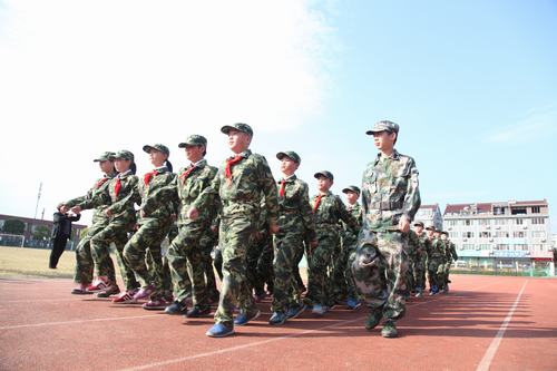振东小学举行少年军校军训汇报表演