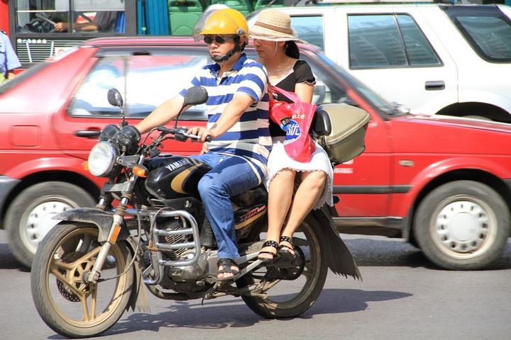 摩托车爆胎 侧坐的她甩了出去颅脑重伤--金华频道