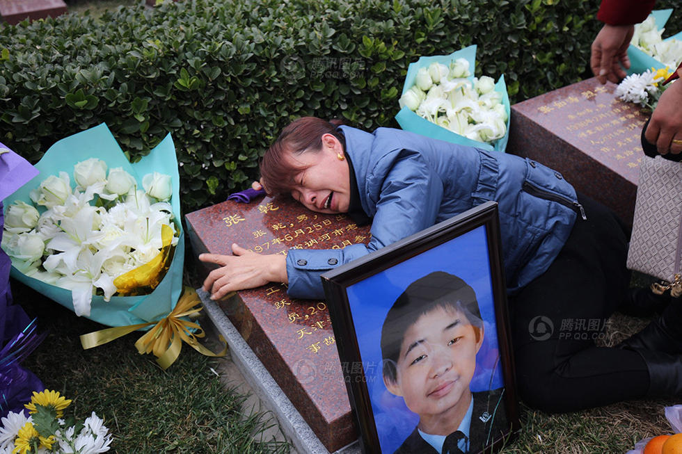 消防官兵及家属祭奠天津爆炸牺牲战士--玉环新