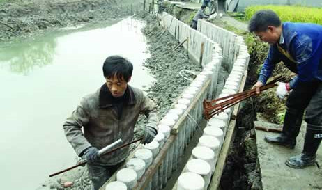 新建河道生态护岸 首次使用仿木桩型