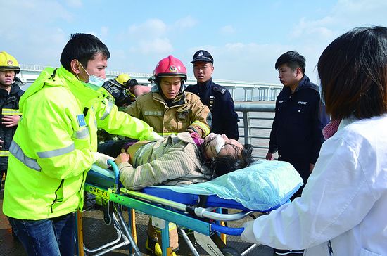 公安消防接力救援跳海女
