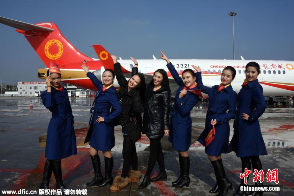 国产新支线客机ARJ21交付 空姐列队亮相