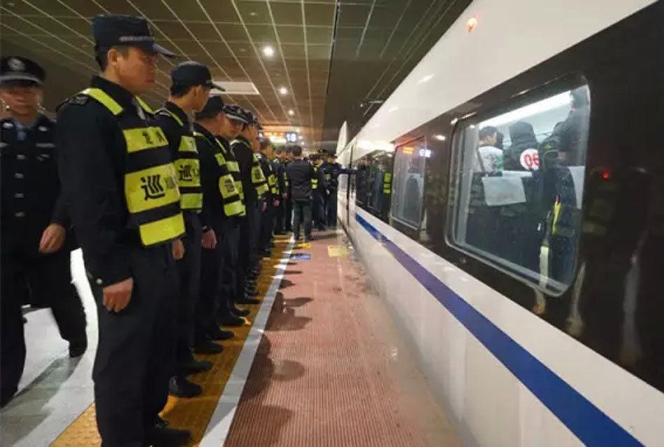 深圳警方抓获大量骗子 装满一节车厢