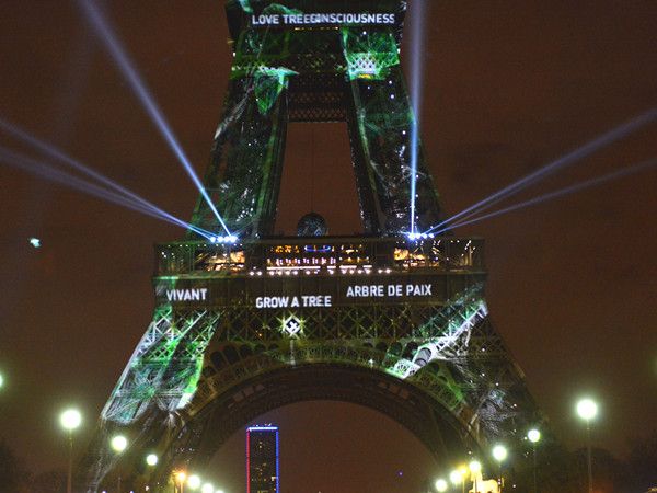巴黎铁塔为气候变化大会“披绿装”