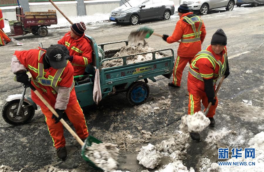 长春:1.4万名环卫工人发起清雪“攻坚战”