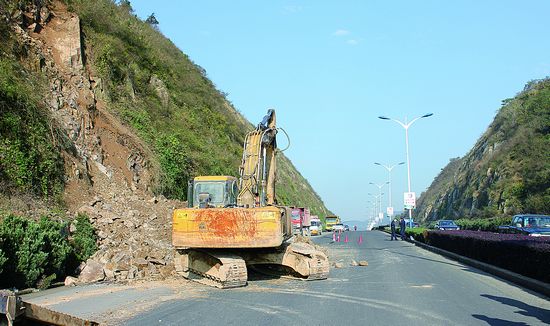 329国道蔡家岭段塌方