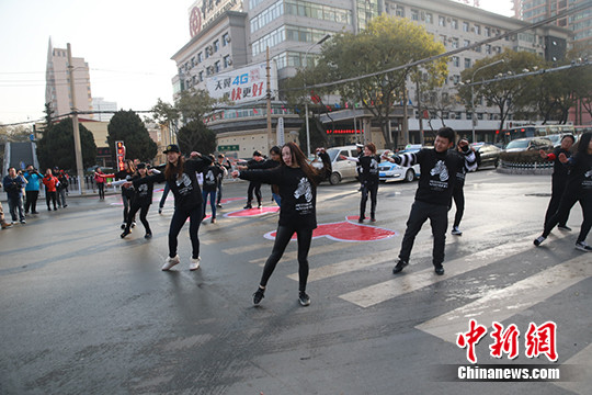 兰州给斑马线换装穿“桃心衣”