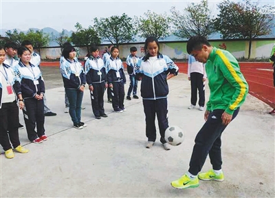 "先把球停下来,再传给对方……"昨天,在青田县北山镇学校
