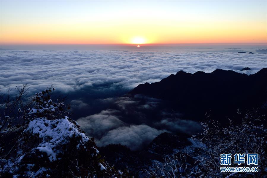 三峡大坝现云海美景