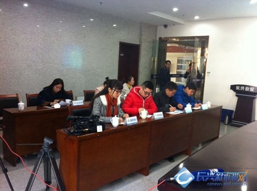 长兴警方举行打黑行动成果发布会(图)