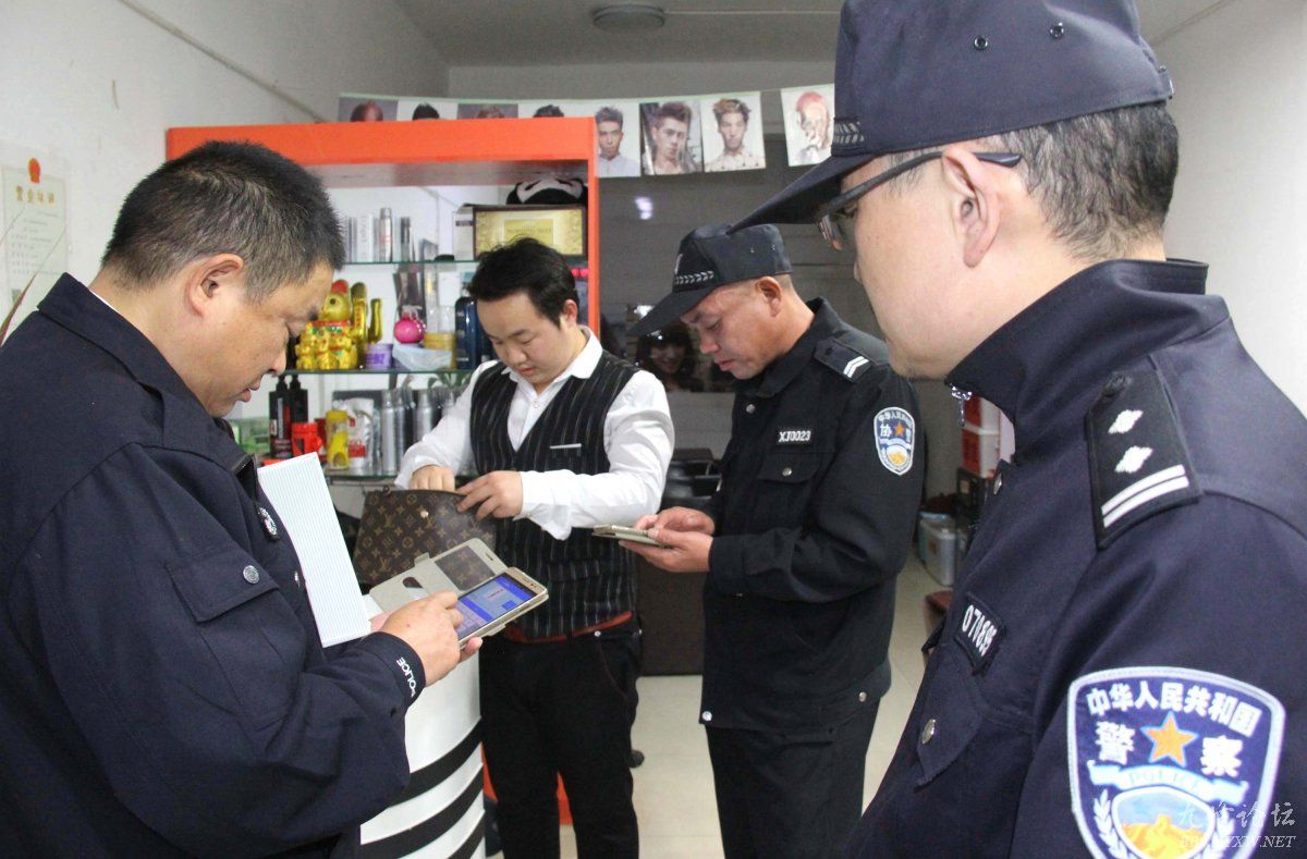 民警开展夜间流动人口_夜间开车图片