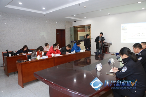 长兴警方举行打黑行动成果发布会(图)