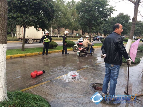 倒车撞坏消防栓水漫四周 车主竟开车逃逸(图)