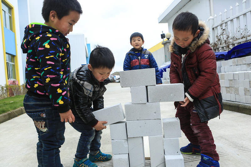 空气砖成了新玩具--平湖网